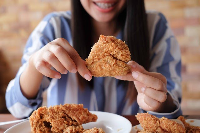 Siswa SD Negeri Gandasari di Desa Sindangkerta, Bandung Barat, yang menjadi korban keracunan massal setelah mengonsumsi nasi kotak berisi ayam tepung.