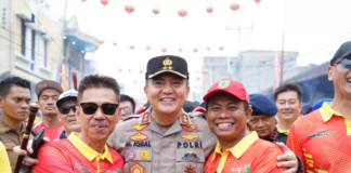 Bupati Afrizal Sintong dan Wakil Bupati Sulaiman berdamai di tengah Festival Bakar Tongkang di Rokan Hilir, Riau, didampingi Kapolda Riau, Irjen Mohammad Iqbal, Sabtu (22/6/2024).