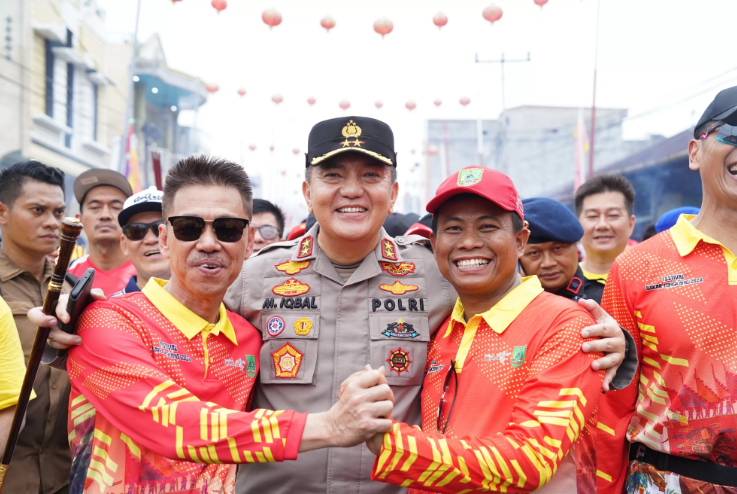 Bupati Afrizal Sintong dan Wakil Bupati Sulaiman berdamai di tengah Festival Bakar Tongkang di Rokan Hilir, Riau, didampingi Kapolda Riau, Irjen Mohammad Iqbal, Sabtu (22/6/2024).