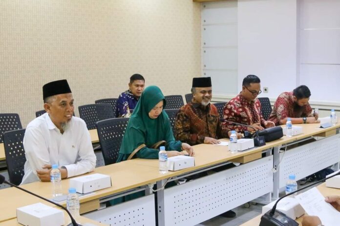 Pertemuan antara Wali Kota Dumai dan Ketua Tim Koordinasi PPDS UGM membahas kerjasama dalam bidang kesehatan.