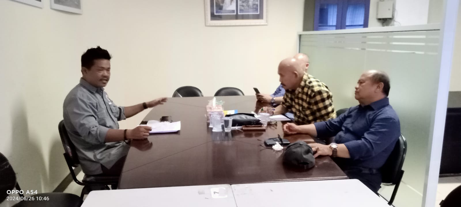 Armen Johar saat memberikan keterangan di hadapan Dewan Kehormatan PWI Riau, Rabu (26/06/2024).