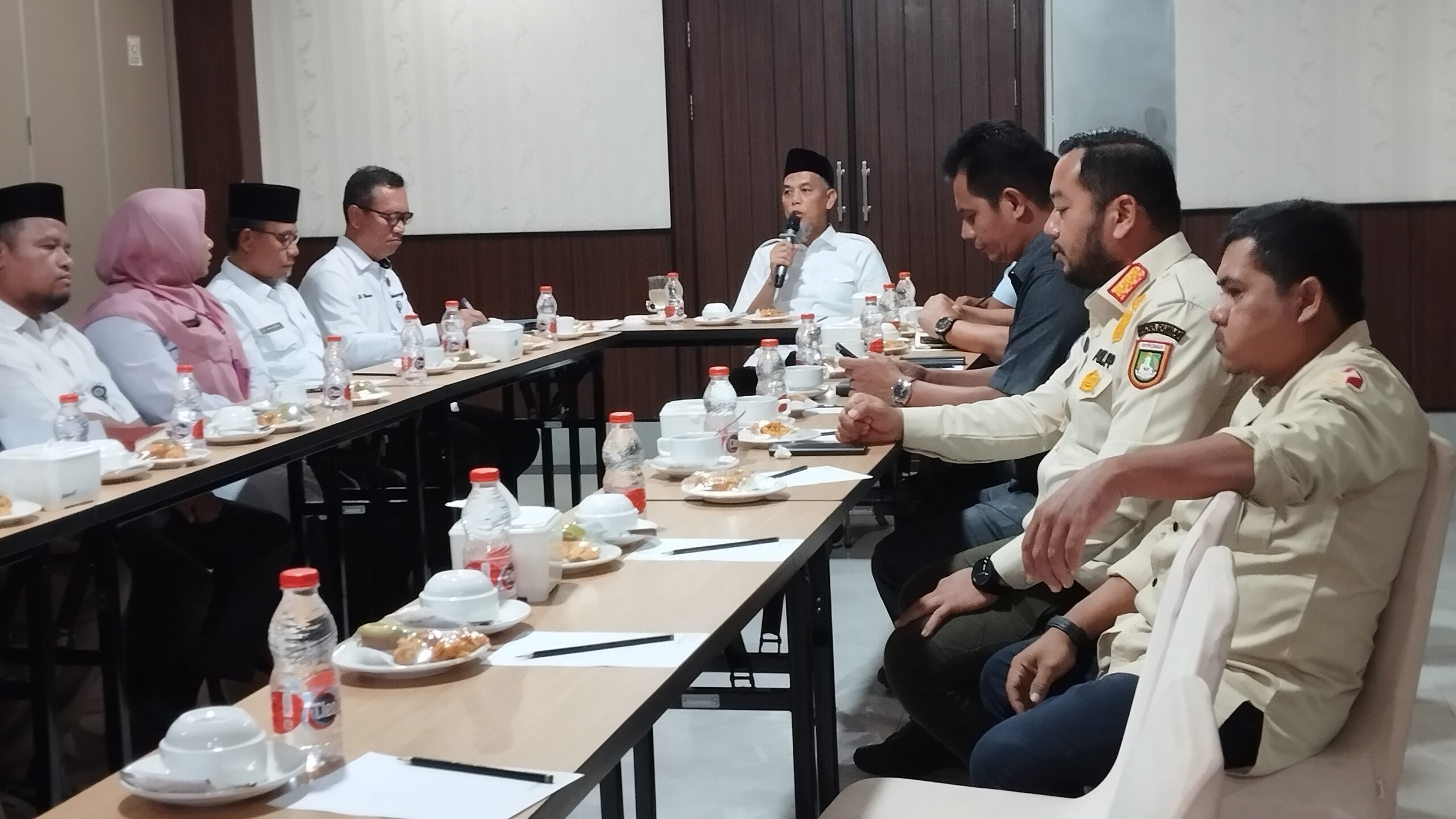 Wali Kota Dumai Paisal memimpin rapat koordinasi mengenai pengawasan jelang PSU di dua TPS Dumai, di Sonaview Hotel, Rabu (26/06).