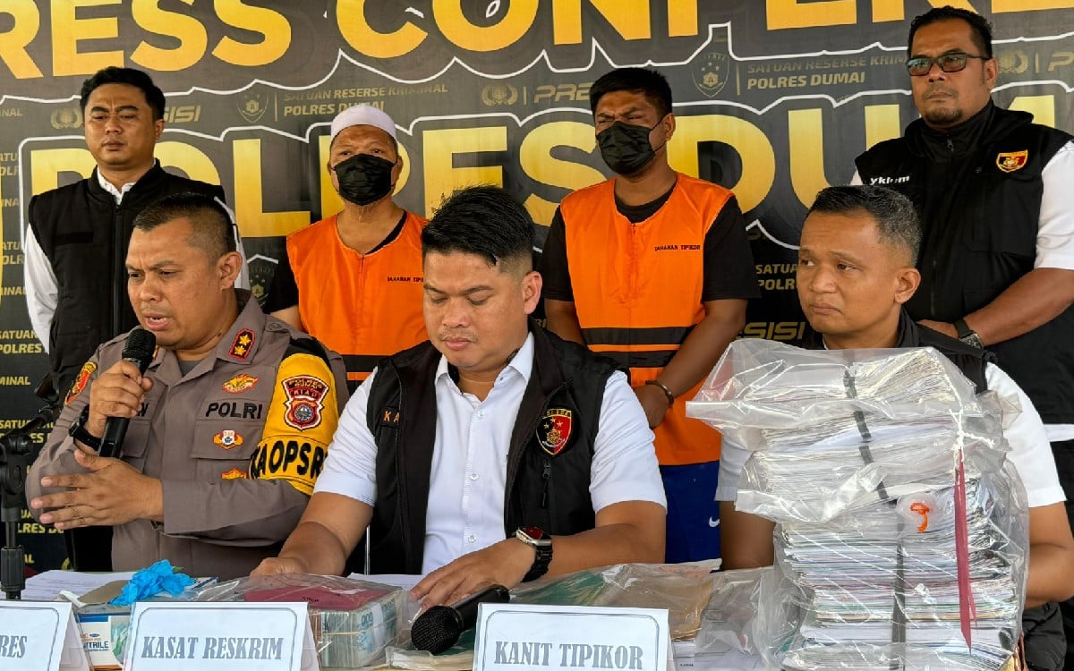 Syufri Agus, mantan anggota DPRD Dumai, dan Riski Kurniawan, ASN dari Dinas Perpustakaan Kota Dumai, ditangkap polisi atas dugaan korupsi dana bantuan rumah ibadah dari APBD tahun 2013 senilai Rp 987.400.000, dengan modus pemotongan 50% dana bantuan sosial.