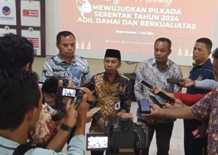 Ketua KPU Rokan Hilir Eka Murlan berbicara tentang cuti petahana selama kampanye