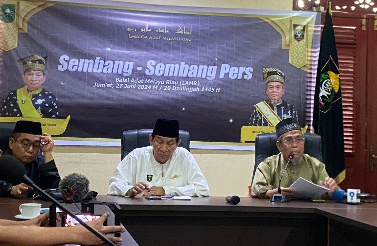 Ketua Umum MKA LAM Riau, Raja Marjohan Yusuf (tengah) mengkhawatirkan bahaya judi online dan Pinjol yang mengancam generasi muda.