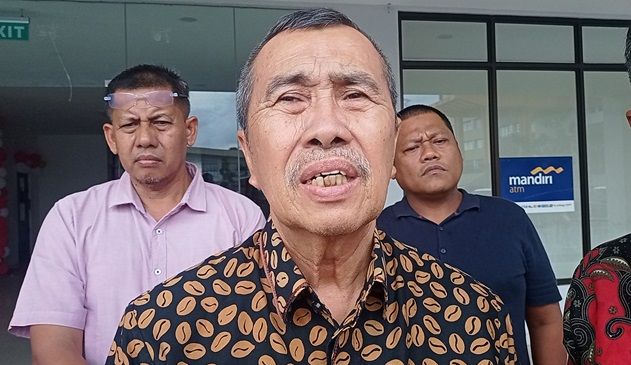 Syamsuar, mantan Gubernur Riau, berbicara kepada media setelah memberikan keterangan kepada Bareskrim Polri terkait dugaan penyimpangan di PT Sarana Pembangunan Riau (SPR), Jumat (28/6/2024), di Mapolda Riau.