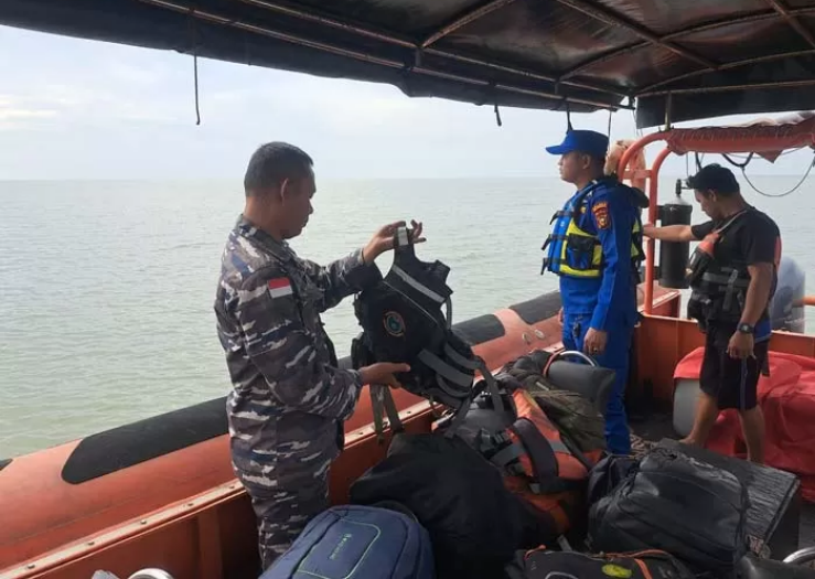 Tim SAR gabungan berusaha mencari dua nelayan yang hilang di perairan Selat Melaka setelah kapal mereka ditemukan tanpa awak.