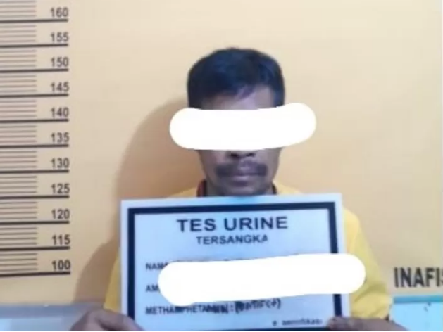Petugas kepolisian Polsek Bangko menangkap MS (44) karena mencuri buah kelapa sawit di kebun sawit di Kecamatan Bangko, Kabupaten Rohil. Tumpukan buah kelapa sawit yang menjadi barang bukti turut diamankan.