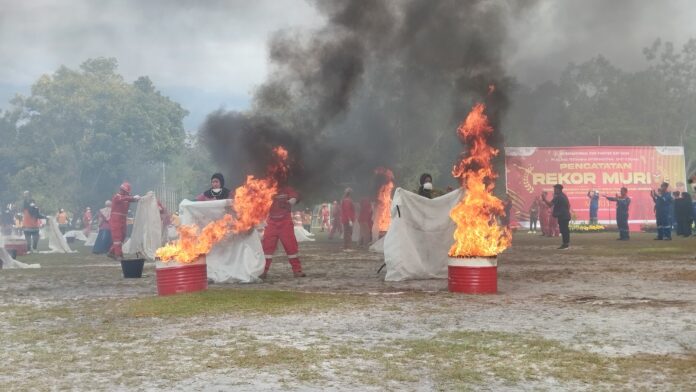PT KPI Dumai Pecahkan Rekor MURI dengan Pemadaman Kebakaran Terbesar di Indonesia** PT Kilang Pertamina Internasional (KPI) unit Dumai berhasil memecahkan Rekor MURI melalui aksi pemadaman kebakaran terbesar di Indonesia, melibatkan 250 peserta dalam peragaan penanganan kebakaran rumah tangga.