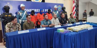 Danlanal Dumai Kolonel Laut (P) Boy Yopi Hamel, didampingi Plt kepala BNK Dumai, BNNP, KPP BC Dumai dan Kajari saat menyampaikan press release di Mako Lana Dumai, Selasa (16/07).