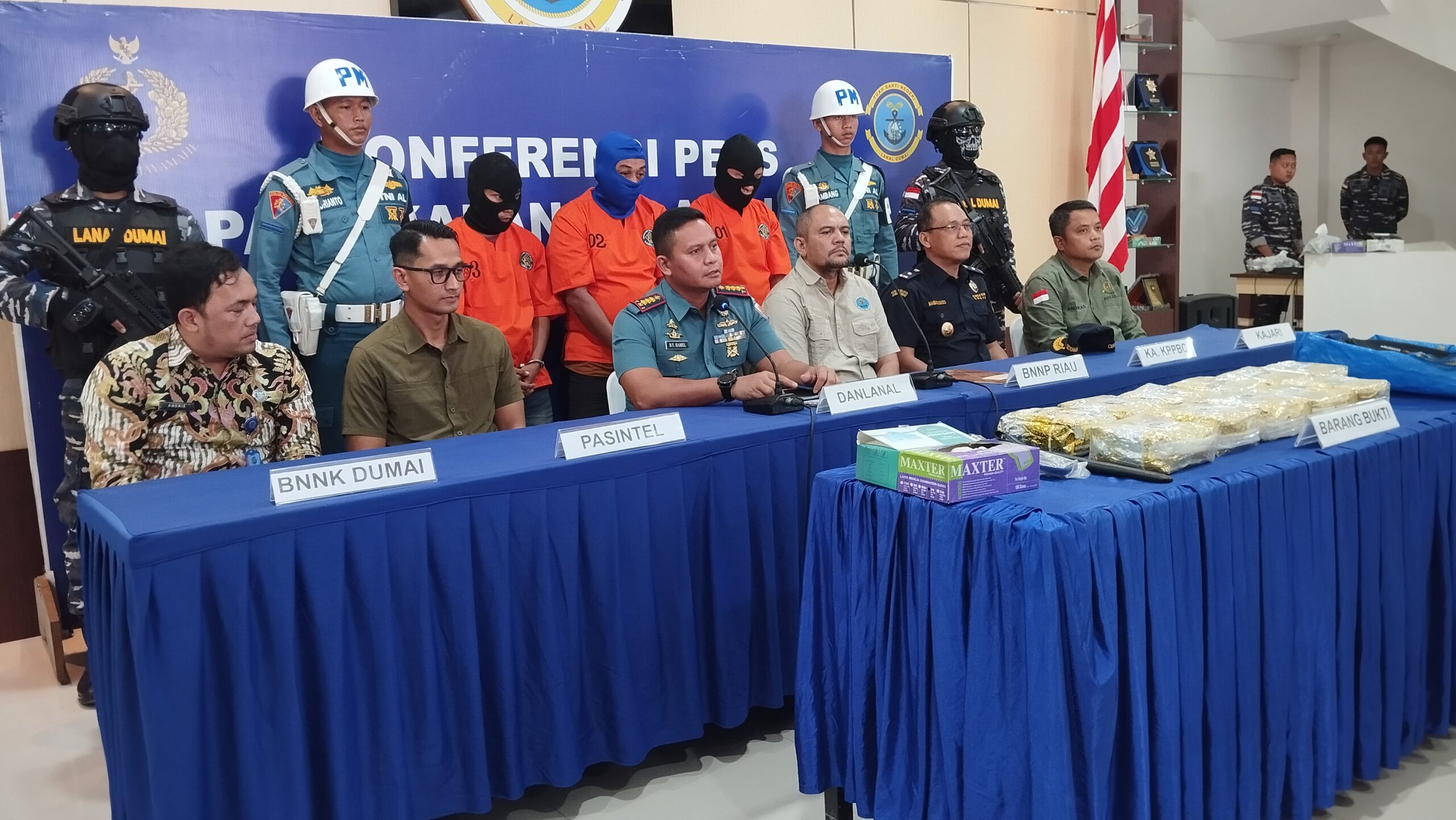 Danlanal Dumai Kolonel Laut (P) Boy Yopi Hamel, didampingi Plt kepala BNK Dumai, BNNP, KPP BC Dumai dan Kajari saat menyampaikan press release di Mako Lana Dumai, Selasa (16/07).