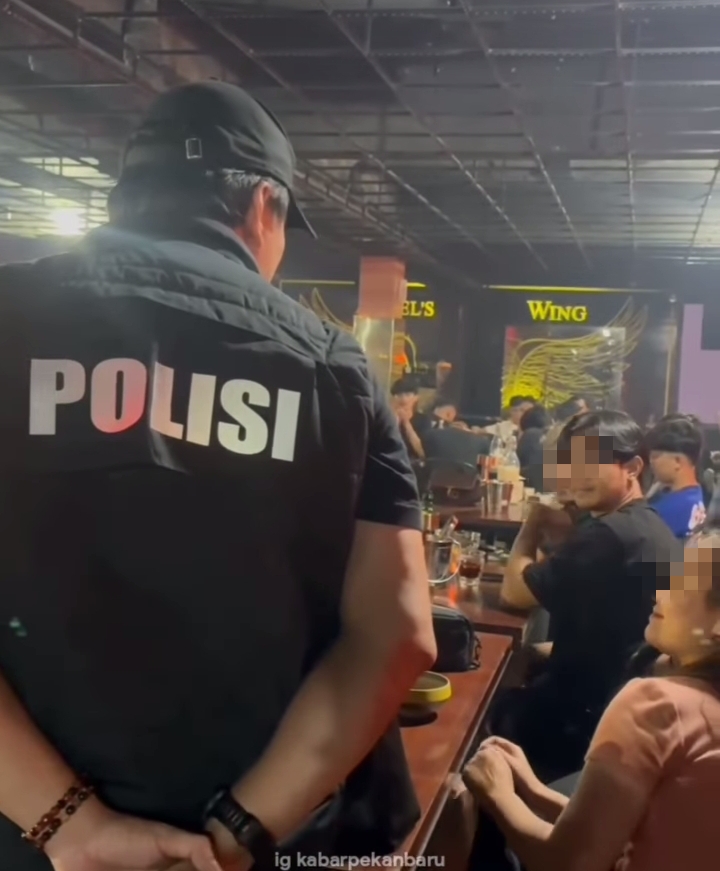 polisi merazia tempat hiburan malam.