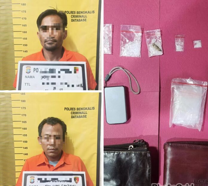 Dua tersangka pengedar narkoba bersama barang bukti sabu diamankan di Mapolres Bengkalis, Rabu (17/7/2024).