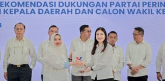 Bacalon Bupati Bengkalis Kasmarni, menerima rekomendasi DPP Partai Perindo, yang diserahkan langsung oleh Ketua Desk Pilkada Partai Perindo Angela Tanoesoedibjo