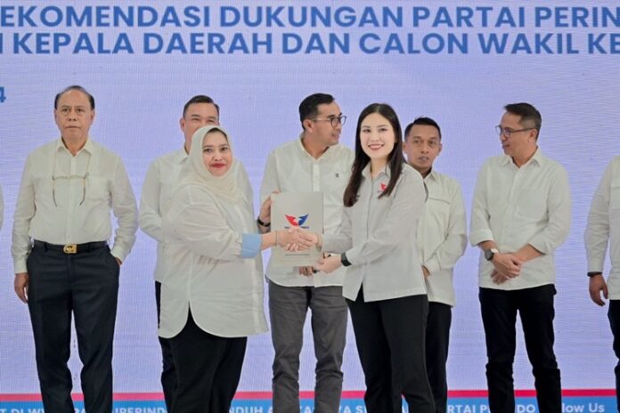 65302227606-kas2 Bacalon Bupati Bengkalis Kasmarni, menerima rekomendasi DPP Partai Perindo, yang diserahkan langsung oleh Ketua Desk Pilkada Partai Perindo Angela Tanoesoedibjo