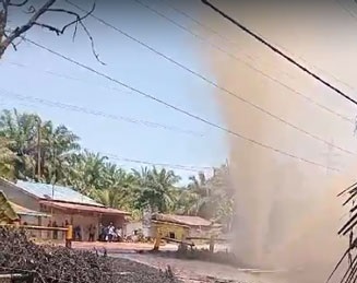 Pipa PHR di KM 16 Balam Bocor, Minyak Mentah Hujani Rumah Warga