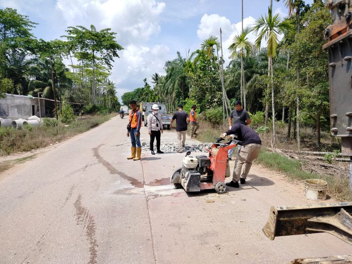 Apical Group, memfasilitasi perbaikan jalan dan turap parit di Kelurahan Lubuk Gaung, Kecamatan Sungai Sembilan, 04 Juli 2024