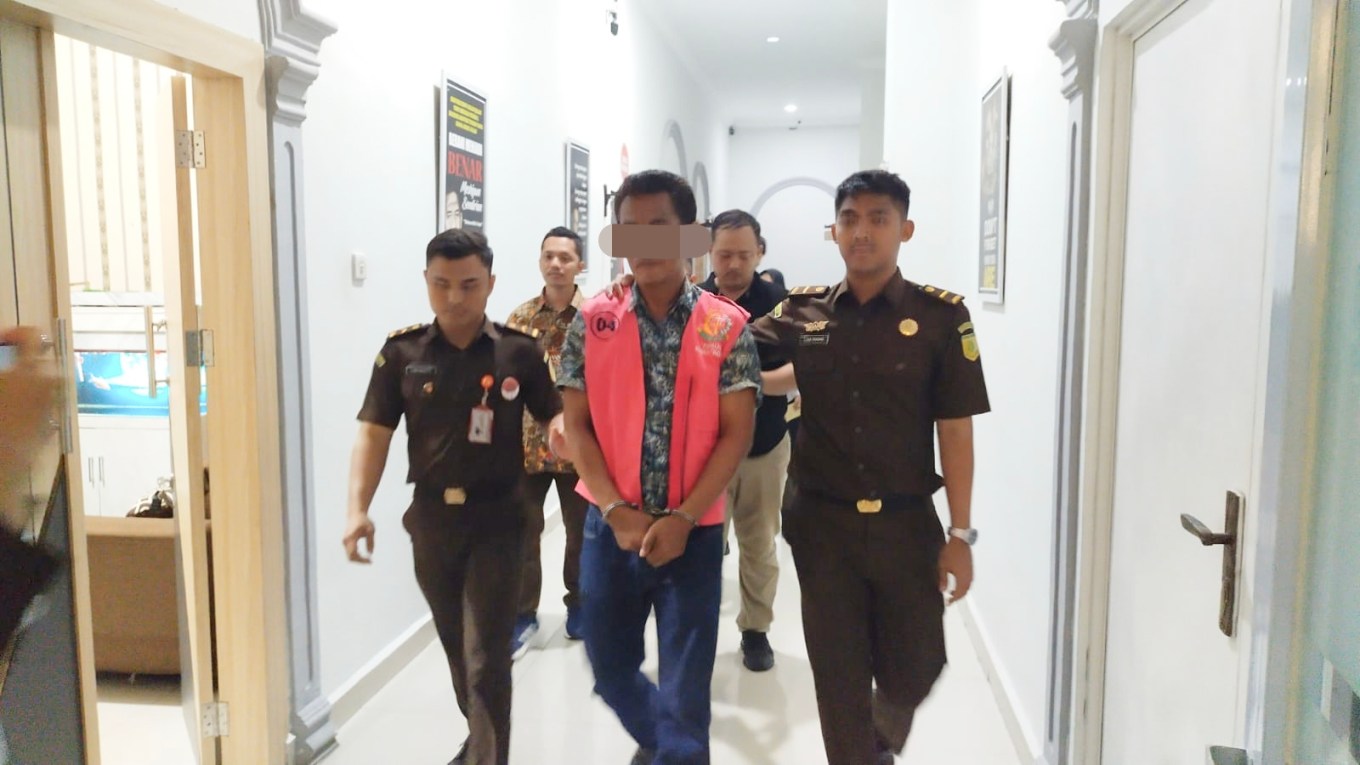 Mantan Camat Palika Jadi Tersangka Korupsi dan ditahan selama 20 Hari di Lapas Bagansiapiapi. Tersangka saat digiring pihak kejaksaan negeri Rokan Hilir, Selasa (23/7/2024).