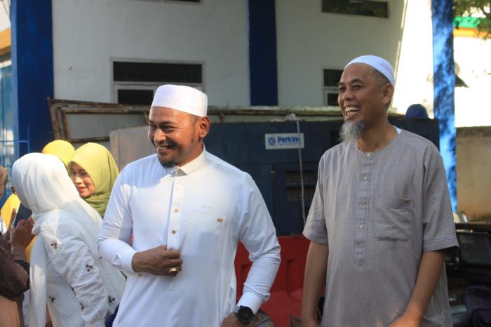 Kadishub Said Effendi bersama Walikota Dumai H Paisal disela pemotongan hewan qurban di lingkungan Dinas Perhubungan Kota Dumai Selasa (18/06/2024).