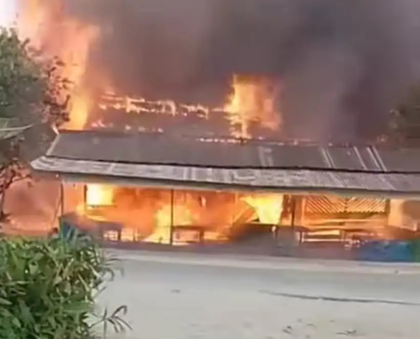 Kebakaran Hebat di Simpang Kanan menghanguskan rumah dan warung di Kelurahan Simpang Kanan, Kecamatan Simpang Kanan, Rohil Sabtu pagi (20/7/2024).