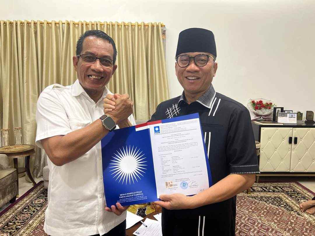 Penyerahan SK oleh Wakil Ketua MPR RI sekaligus Wakil Ketua Umum DPP PAN, Yandri Susanto (kanan) kepada Fauzi Hasan (kiri), Kamis (18/7/2024).