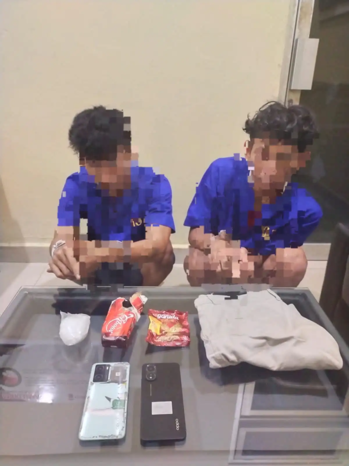 Rupat Dua warga Duri berhasil diamankan Tim Opsnal Sat Res Narkoba Polres Dumai di Pelabuhan Roro Bandar Sri Junjungan pada Jumat (5/7/2024) pagi.