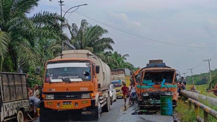 Tampak kondisi bagian depan truk tangki CPO remuk usai kecelakaan yang terjadi di Desa Mamugo, Rokan Hilir, Jumat (19/7/2024).