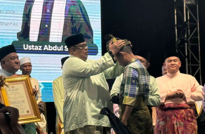 Ustadz Abdul Somad (UAS) telah menerima Anugerah Murabbi Nusantara dari Kerajaan Negeri Melaka di Stadium Hang Jebat, Melaka
