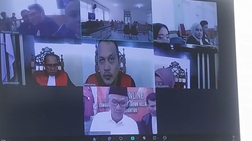 Sukarmis, mantan Bupati Kuantan Singingi, mengikuti sidang secara daring dari Lapas Kelas IIB Teluk Kuantan di Pengadilan Negeri Pekanbaru, Kamis (11/7/2024). Ia didakwa terlibat dalam kasus korupsi pembangunan Hotel Kuansing yang merugikan negara Rp22,6 miliar.