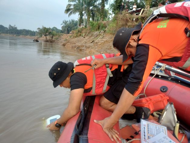 Sampan Terbalik di Sungai Pasir Penyu, Inhu Satu Pemancing Hilang