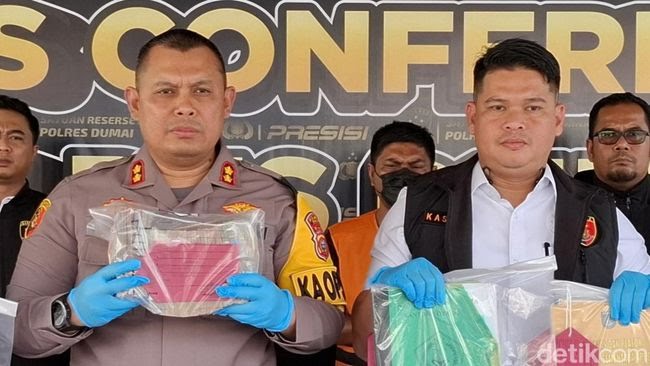 Kapolres dan Kasat Reskrim Dumai saat memberikan keterangan Foto: (Dok Raja Adil Siregar/detikSumut)