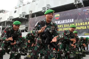 prajurit TNI AD dari Batalyon Infanteri 131/Braja Sakti meneriakkan yel-yel menjelang pemberangkatan ke Papua di Pelabuhan Dumai, Riau, Rabu (17/7/2024).