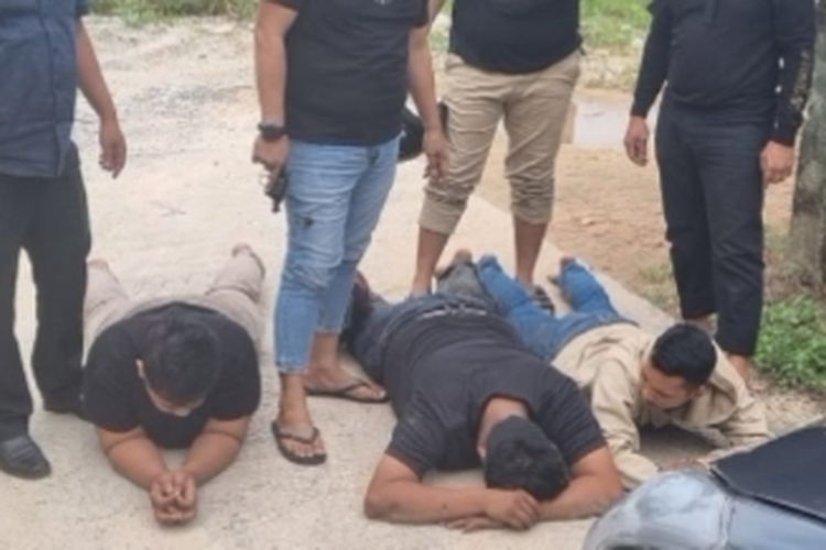 Tim Ditreskrimum Polda Riau saat menangkap tiga pelaku penculikan anak, di Kota Pekanbaru, Riau, Senin (12/8/2024).