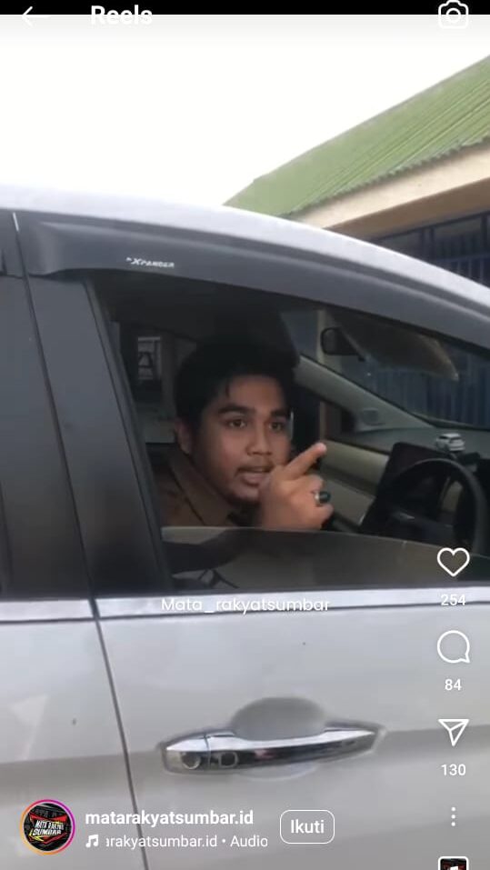 Tangkapan layar detik-detik pertengkaran viral di DIC yang menarik perhatian publik. Keluarga Walikota Dumai, meminta publik tak terpengaruh klaim palsu pelaku dalam video viral tersebut. (Foto: Instagram @matarakyatsumbar.id)