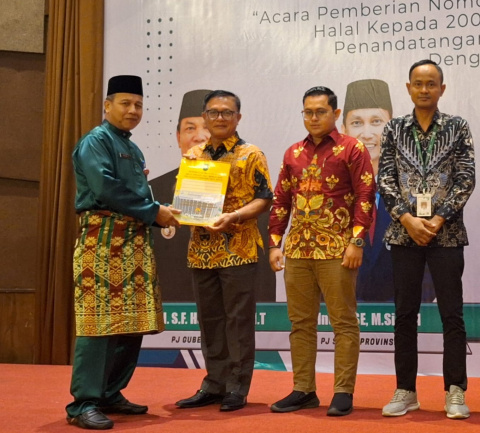 Apical Dumai Terima Piagam Penghargaan Kemitraan UMKM dari Pemprov Riau