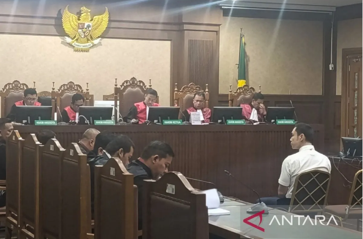 Terdakwa Harvey Moeis yang merupakan perpanjangan tangan dari PT Refined Bangka Tin dalam sidang pembacaan surat dakwaan di Pengadilan Tindak Pidana Korupsi (Tipikor) Jakarta, Rabu (14/8/2024). (ANTARA/Agatha Olivia Victoria)