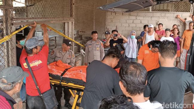 Pekerja pabrik kerupuk yang terjatuh ke mesin giling saat dievakuasi ke rumah sakit. (Foto: Deni Wahyono)