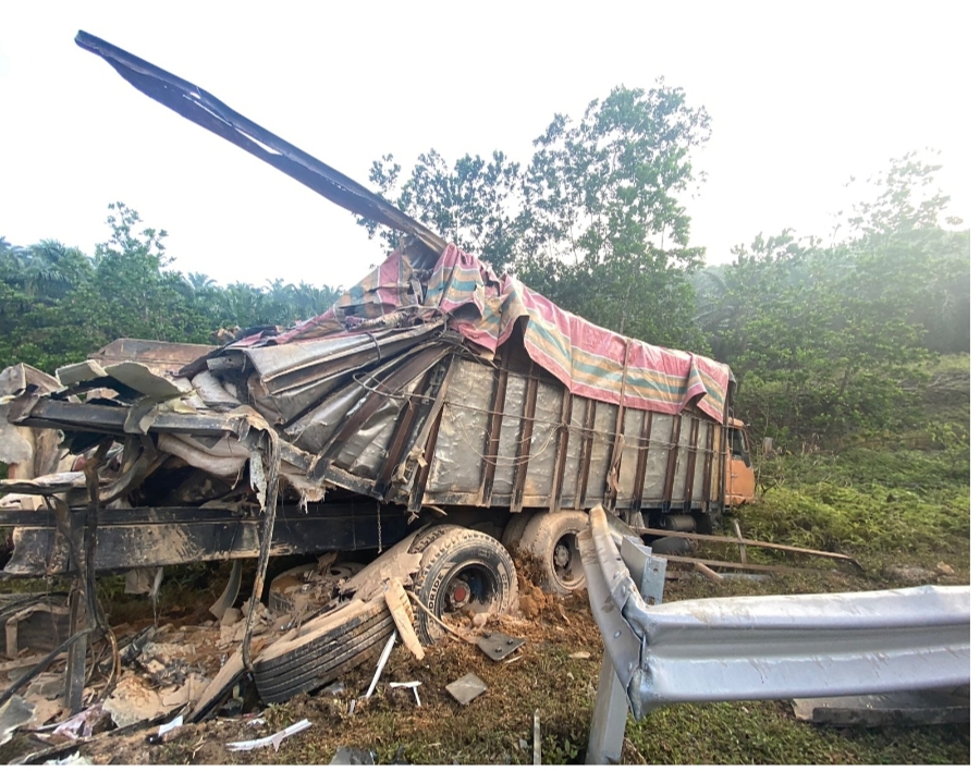 Bus AERO Hantam Tronton di Tol Pekanbaru-Dumai,  Penumpang Alami Patah Tulang