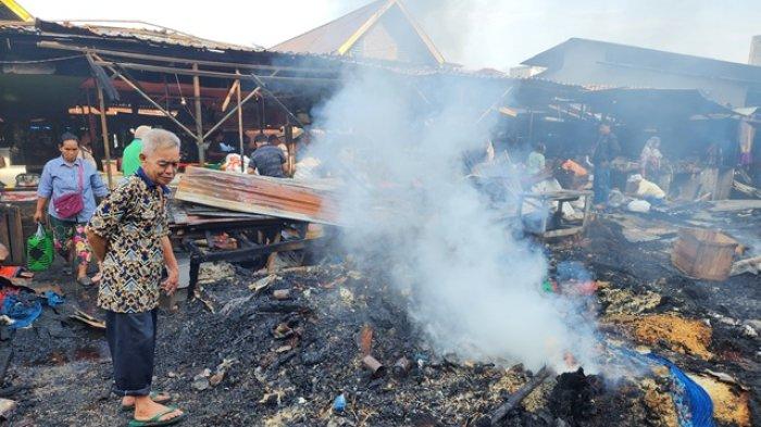 Kebakaran Hanguskan 50 Kios Pasar Pulau Payung, Pedagang Hanya Bisa Pasrah