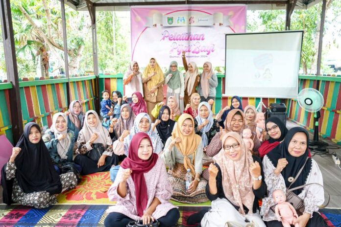 Pelatihan Pijat Bayi di Tatera, DPPPA Dumai Ajak Perempuan Berdaya Cegah Stunting