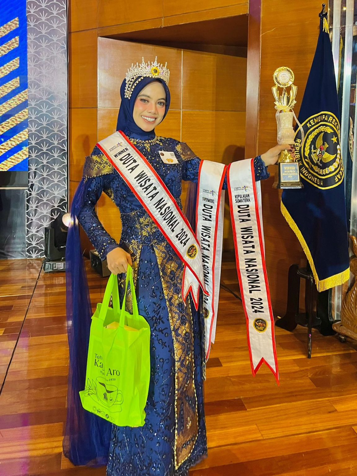 Dwi Lestari, pemenang Winner Duta Wisata Nasional 2024, tampil anggun dengan mahkota kemenangannya yang menjadi kebanggaan masyarakat Riau.