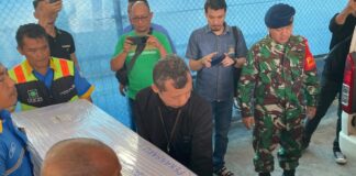 Jenazah Basri, Pekerja Migran Indonesia (PMI) yang menjadi korban penembakan oleh Agensi Penguatkuasaan Maritim Malaysia (APMM), akhirnya tiba di Bandara Sultan Syarif Kasim (SSK) II Pekanbaru pada Rabu (29/1/25) sekitar pukul 16.00 WIB.