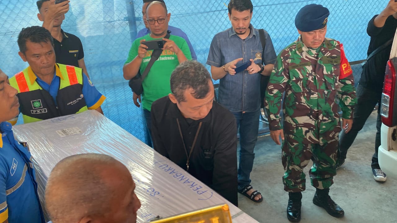 Jenazah Basri, Pekerja Migran Indonesia (PMI) yang menjadi korban penembakan oleh Agensi Penguatkuasaan Maritim Malaysia (APMM), akhirnya tiba di Bandara Sultan Syarif Kasim (SSK) II Pekanbaru pada Rabu (29/1/25) sekitar pukul 16.00 WIB.