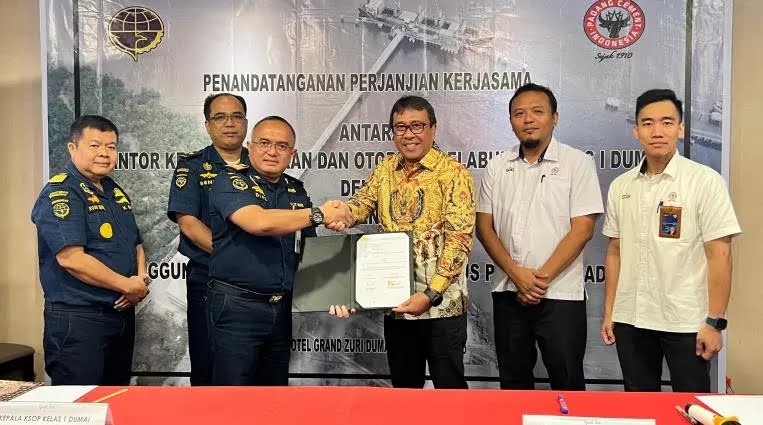 PT Semen Padang menandatangani perjanjian kerja sama dengan Kesyahbandaran dan Otoritas Pelabuhan (KSOP) Kelas I Dumai, di Hotel Grand Zuri Dumai, Senin (20/1/2025).