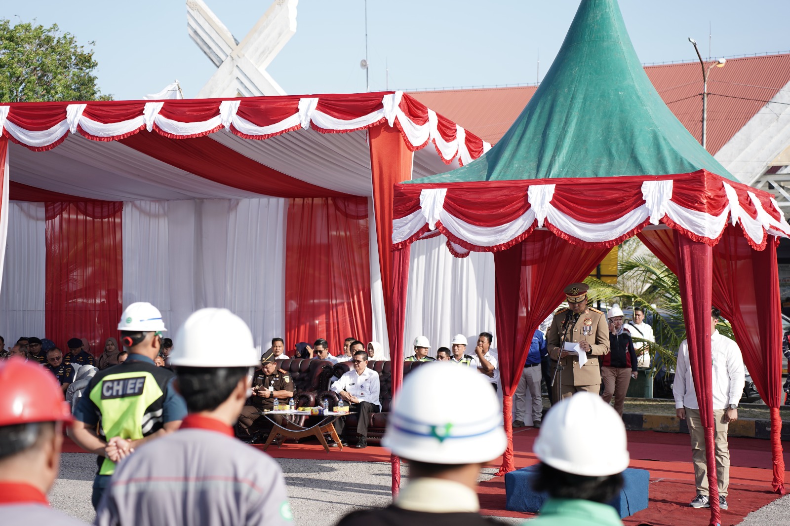 Kadisnakertrans Riau, Boby Rachmat saat membacakan amanat Menteri Ketenagakerjaan RI pada Apel Bulan K3 Nasional tingkat Provinsi Riau tahun 2025 di lapangan Terminal Internasional PT Pelindo Regional 1 Dumai, Rabu (12/2/2025).