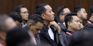 Eduard Manihuruk (tengah) selaku kuasa hukum Pemohon perkara nomor 06/PHPU.WAKO-XXIII/2025hadir pada sidang Pengucapan Putusan/Ketetapan, pada Selasa (04/02/2025).