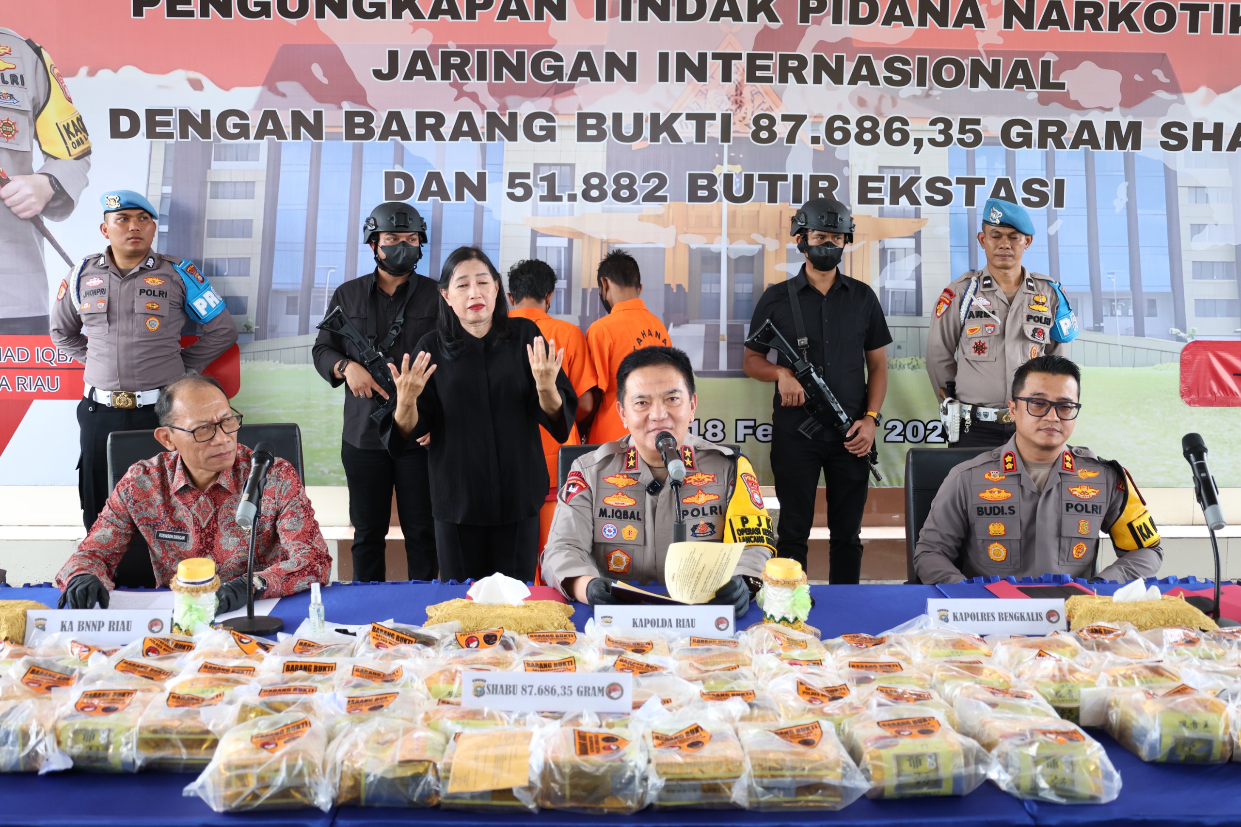 Kapolda Riau, Irjen Pol M Iqbal dalam konferensi pers yang digelar di Mapolda Riau, Selasa (18/2/2025).