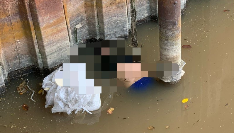 Pria Ini Ditemukan Tewas Mengapung, Motornya Masih Terparkir di Jembatan Siak