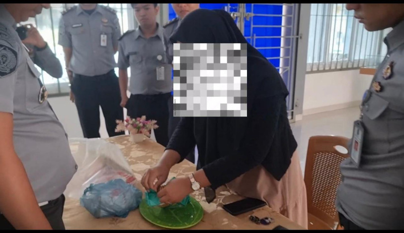 Sabu Diselipkan dalam Roti, Mahasiswi Cantik Ini Ditangkap di Lapas Pekanbaru