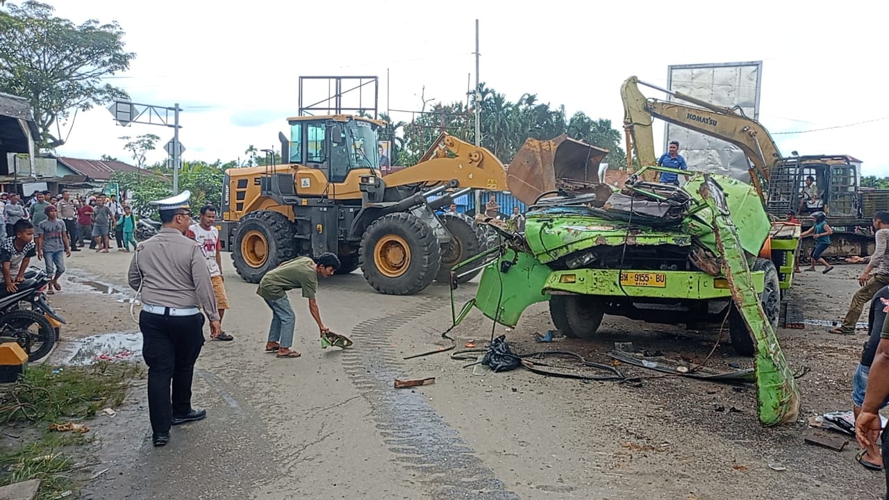 Rem Blong! Truk Pengangkut Ekskavator Terjungkal di Inhil, Satu Tewas